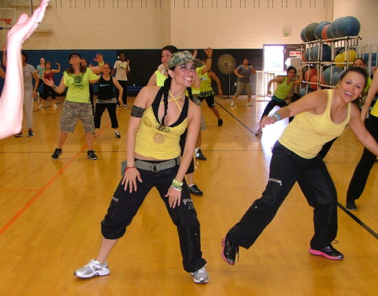 É possível perder peso com zumba?